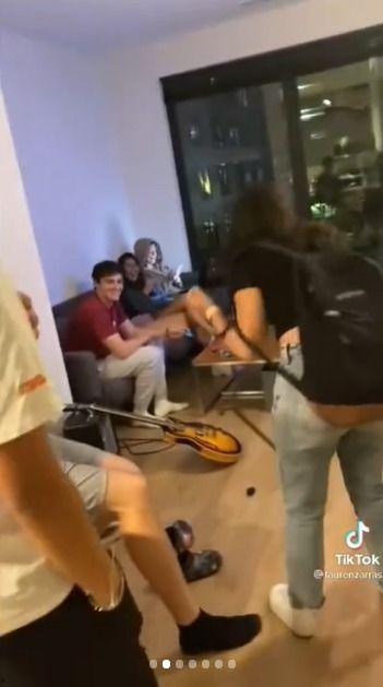 男友拍女友吃瓜视频,男友捕捉女友吃瓜搞笑瞬间