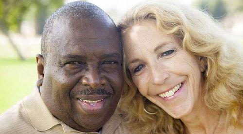 俄罗斯美国人吃瓜视频,网络视频揭示两国民众生活百态